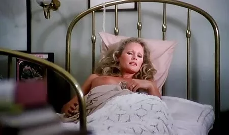 Một cô gái da đen đi xung quanh thành phim sex nhật cũ phố khỏa thân.