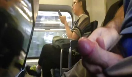 Một cô gái tóc màu sex gay nhật hd đen, quần ngồi ở bàn chân của các chàng, ngay trước mặt dương vật.