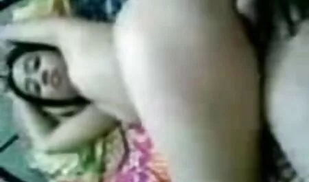 Các con khéo léo nét bằng đôi tay mềm jav nhật bản gái xinh mại và liếm các quả trứng.