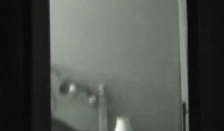 Một cô gái trẻ tóc www sex moi nhat vàng vuốt ve mình trên một webcam.