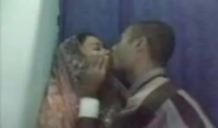 Cô gái xinh đẹp đi sex nhat gai xinh tiểu nơi công cộng