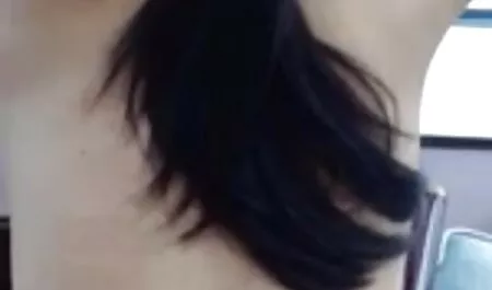 Bà mà không sexx moi nhat cởi giày của cô vuốt ve âm đạo của cô.