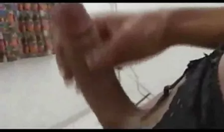 Các cô gái ai trên một chiếc ghế dài phim sex jav nhat ban màu đỏ.