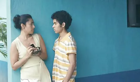 Nga, cô sextop1 nhat ban bé rời một tselochku hai chàng trai và konchali trên một mảnh vụn