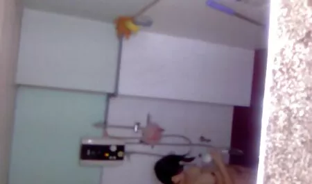 Người Nhật sex nhat lon khong long trong hồ bơi