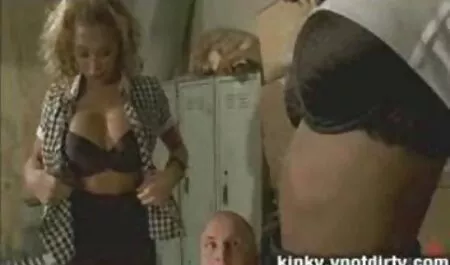 Một người sex nhat ban phien dich phụ nữ trẻ chạy xuống đường phố và cởi quần áo.